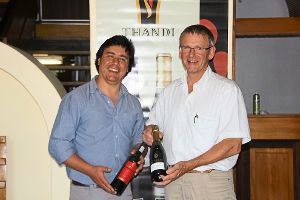 Wolfgang  Bildhauer (rechts), besucht immer wieder das Thandi-Weingut in Südafrika. Foto: Eine-Welt-Laden Foto: Schwarzwälder-Bote