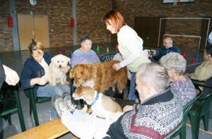 Wenn die Hunde da sind, freuen sich die Menschen in der Stiftung St. Franziskus besonders. Foto: Vögele