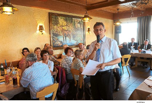Bürgermeister Martin Buchwald moderierte die Informationsveranstaltung der Initiative Ärztenotstand  im Breitenberger Gasthof Hirsch. Foto: sb