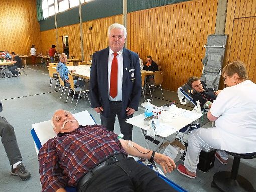 Albrecht Rothfuß (links) war bereits bei der ersten Neubulacher Blutspende-Aktion vor 50 Jahren dabei.  Fotos: Stocker Foto: Schwarzwälder-Bote