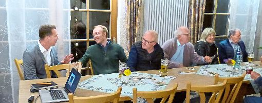 Mark Prielipp  (links) im Gespräch mit Bürgern, die seine Informationsveranstaltung im Gasthaus Sonne in Harthausen besucht haben Foto: Danner Foto: Schwarzwälder-Bote