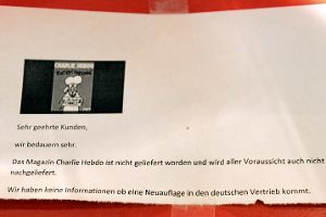 Am Flughafen Presse-Shop in Stuttgart hing am Samstagmorgen dieser Zettel aus, um enttäuschten Kunden zu erklären, dass leider keine Charlie-Hebdo-Exemplare angeliefert wurden. Foto: www.7aktuell.de |