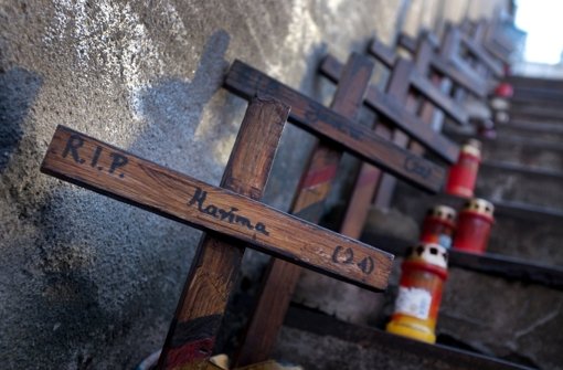 Kreuze erinnern an die Loveparade-Tragödie in Duisburg. Foto: dpa