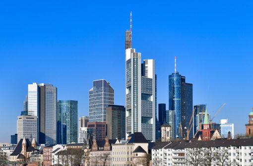Die Frankfurter Skyline mit den Hochhäusern der Banken. In Deutschland sind Privatvermögen der Kunden gut abgesichert. Foto: imagoJan Huebner