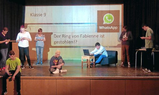 Unter der Leitung von Helga Philipp entwickelten Schüler der Burgschule Nagold ihr Stück Wie geht es weiter? Foto: Philipp Foto: Schwarzwälder-Bote