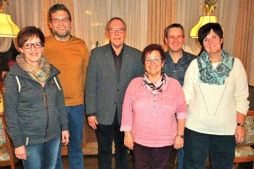 Die Vorsitzenden Uli Quade (von links) und Manfred Seckinger mit den gewählten Anton Cingia (neu), Moni Brüstle, Ulli Reith und Veronika Arndt (neu).  Foto: Borho Foto: Schwarzwälder-Bote