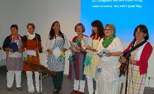 Das Team des Frauenfeierabends  machte  sich in einem  selbstverfassten Lied Gedanken über die  doch nicht ganz so perfekte schwäbische Hausfrau. Fotos: Gemeinde Foto: Schwarzwälder-Bote