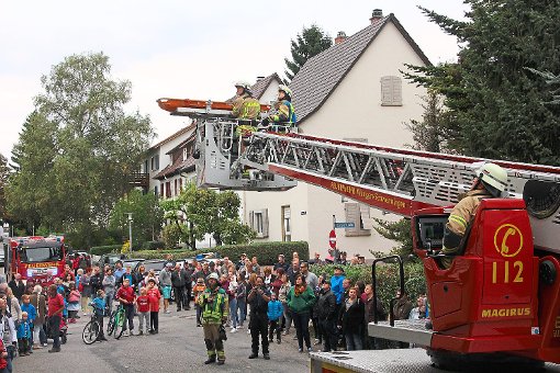 Auf großes Interesse stieß die groß angelegte Feuerwehrübung der Abteilung Schwenningen unter Einsatz der Drehleiter.  Fotos: Heinig Foto: Schwarzwälder-Bote