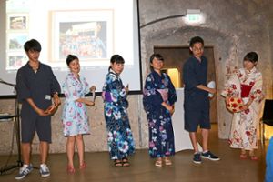 Die Austauschschüler aus Kaminoyama führen am Präsentationsabend den traditionellen Tanz des Hanagasa-Festivals vor. Fotos: Rademacher Foto: Schwarzwälder-Bote