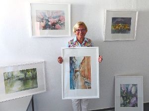 Gisela Schaber mit ihren Aquarell-Kunstwerken im Rathaus Pfalzgrafenweiler, in den Händen ihr Lieblingsmotiv Venedig.  Foto: Stadler Foto: Schwarzwälder-Bote