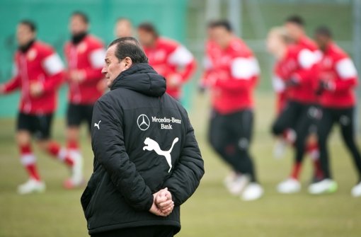 Bloß nicht verkrampfen: VfB-Trainer Huub Stevens Foto: dpa