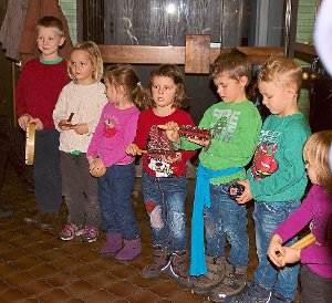 Die Kindergartenkinder singen und spielen für die Leinstetter Senioren. Foto: Veranstalter Foto: Schwarzwälder-Bote