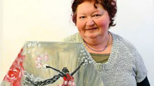 Hobbykünstlerin Larisa Holzwardt zeigt ihre Bilder im Rathaus in Pfalzgrafenweiler. Foto: Stadler