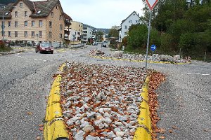Die guten Steuereinnahmen der Stadt lassen den Schönenbacher Ortschaftsrat hoffen, dass der provisorische Kreisverkehr beim Rewe-Markt erneuert wird.   Foto: Liebau Foto: Schwarzwälder-Bote