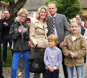 Mit dem Wahlsieger Jörg Alisch freuten sich zuerst seine Frau Stephanie und die Kinder Lucas, Benedikt und Amelie (von links). Foto: Eyrich