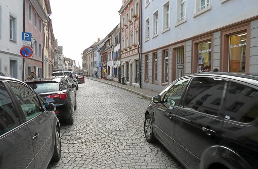 Parkende Autos und Durchfahrtsverkehr bestimmen derzeit die Färberstraße in Villingen. Die Optik der beliebten Kneipenmeile wird sich verändern. Bauauftakt soll nächstes Jahr sein.  Foto: Klausner
