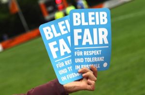 Bleib fair - eine Aktion des Württembergischen Fußballverbands (WFV) gegen Gewalt. Soziologe Pilz fordert zudem intelligentere Strafen. Foto: Baumann