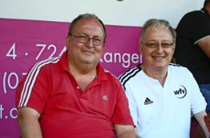 Rolf Niggel (links) und Wolfgang Haug schauten sich gemeinsam das Relegationsspiel zwischen Binsdorf und Burladingen in Rangendingen an. Foto: Kara