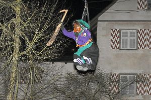 Ein Schlosshexe fliegt vom Turm des Wasserschlosses in den Hof.  Foto: Sikeler