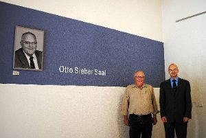 Altbürgermeister Otto Sieber kam im Schaffhäs in die Eschachhalle und wurde von seinem Nachfolger überrascht mit der Namensgebung  des kleinen Raumes. Foto: Bantle Foto: Schwarzwälder-Bote