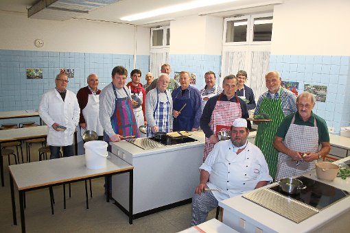 Die Männer erobern die Küche beim ersten Männerkochkurs in Löffingen.    Foto: Silvia Bächle Foto: Schwarzwälder-Bote