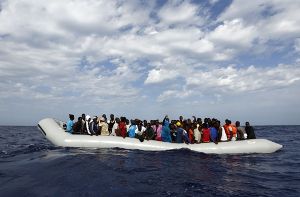 Flüchtlinge auf dem Mittelmeer. (Archivfoto) Foto: dpa