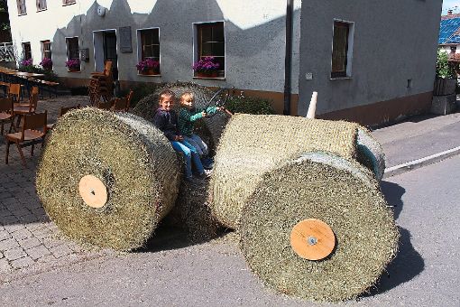 Der Traktor aus Heuballen ist während des ganzen Festes eine Anlaufstelle für die jungen Besucher, die sich dort austoben können.   Fotos: Wieland Foto: Schwarzwälder-Bote