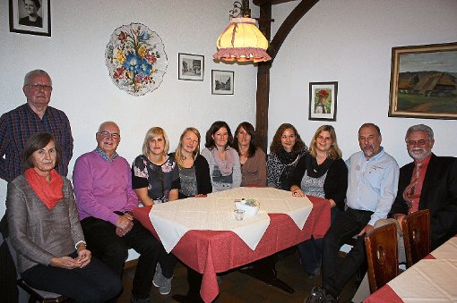 Der neue Vorstand mit der Vorsitzenden Jasmin Schneider (Dritte von rechts) neben dem scheidenden Vorsitzenden Erwin Fehrenbacher (Zweiter von rechts) Foto: Agüera Foto: Schwarzwälder-Bote