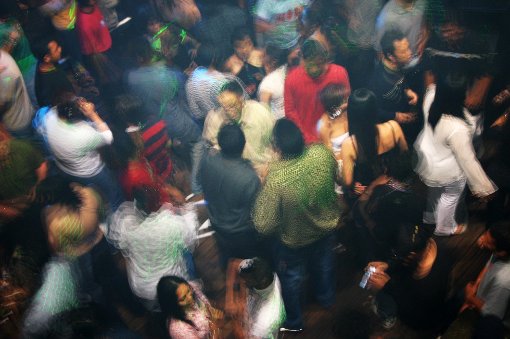 Im Zuge der Befragungen stellte sich heraus, dass die Partygäste Eintritt gezahlt hatten und die Disco daher mutmaßlich illegalerweise geöffnet worden war. (Symbolfoto) Foto: Tan Kian Khoon/ Shutterstock