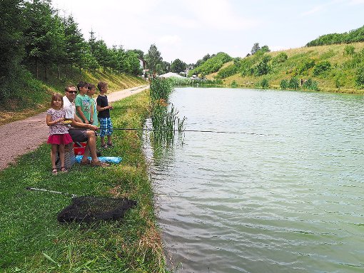 Stille Momente beim Seefest: Kinder interessieren sich für das Angeln. Foto: Hölsch Foto: Schwarzwälder-Bote