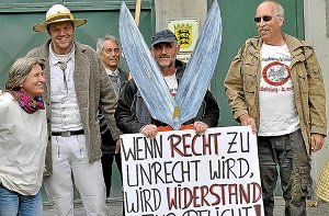 Karl Braig (Zweiter von rechts) nach seiner Entlassung aus des Haft in Rottenburg. Foto: Dold
