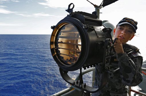 Schiffe, Taucher und FLugzeuge sind an der Suche nach Flug MH370 beteiligt. Foto: dpa