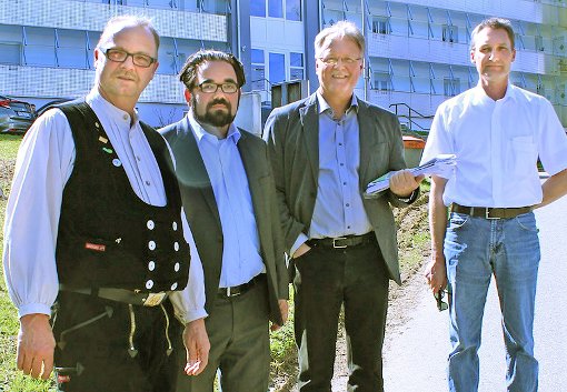 Informationen am Omsdorfer Hang (von links): Gemeinderat Hubert Nowack, MdB Christian Kühn,  Peter Hauser (Stadtbau Rottweil) und Volker Goerz (Kreisvorstand Grüne). Foto: Grüne Foto: Schwarzwälder-Bote