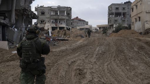 Chan Junis: Ein israelischer Soldat patrouilliert Ende Januar während einer Bodenoffensive auf den Gazastreifen. Foto: dpa/Sam McNeil