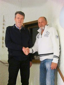 Vorsitzender Siegfried Arndt (rechts) ehrte Kassenwart Siegfried Kraft.   Foto: TVO Foto: Schwarzwälder-Bote