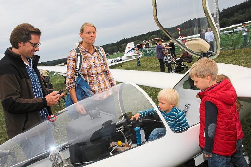 Nicht nur die Erwachsenen, vor allem Kinder waren auf dem Flugplatzfest der Sportfliegergruppe Schwenningen begeistert von den Fluggeräten – egal ob mit oder ohne Motor. Fotos: Heinig Foto: Schwarzwälder-Bote