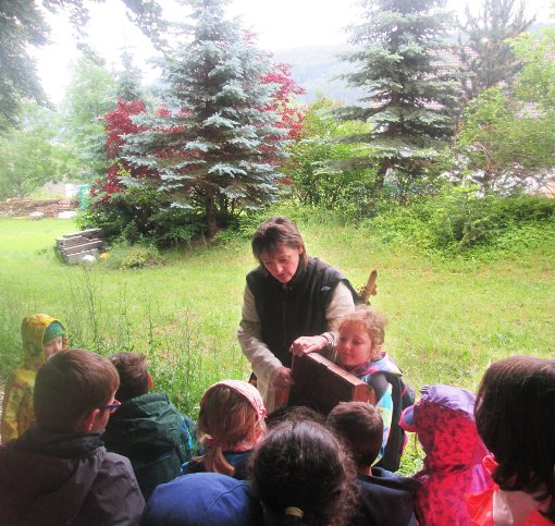 Sigrid Maute und ihre Erzählkunst ziehen die Kinder an – diesmal waren sie aus Truchtelfingen. Foto: Conzelmann Foto: Schwarzwälder-Bote