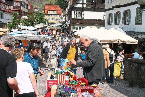 Stöbern konnten Alpirsbacher und Gäste  beim traditionellen Pfingstmarkt. Foto: Dyba Foto: Schwarzwälder-Bote