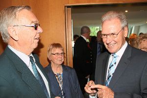 Alois Bähr (links) – hier im Gespräch mit Altbürgermeister Siegfried Baumann – feierte seinen 80. Geburtstag.  Foto: Schimkat Foto: Schwarzwälder-Bote