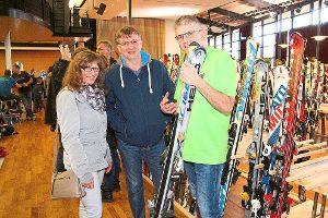 Harald Reck (rechts) vom Skiclub Villingen war beim Skibasar in der Neuen Tonhalle einer der Verkaufsberater.          Foto: Heinig Foto: Schwarzwälder-Bote