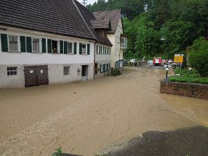 Der Starkregen hat in Bettenhausen eine Straße überflutet.  Foto: Gukelberger