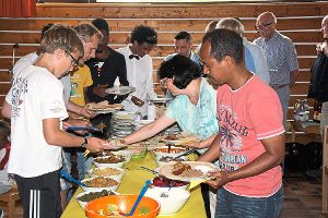 Köstlichkeiten aus der eritreischen Küche genossen die Teilnehmer des Erzählcafés. Foto: Preuß Foto: Schwarzwälder-Bote