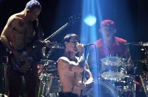 Die drei altgedienten Mitglieder der Red Hot Chili Peppers: Bassist Michael Flea Balzary (von rechts), Sänger Anthony Kiedis und Schlagzeuger Chad Smith beim Konzert im Kölner E-Werk. Foto: dapd