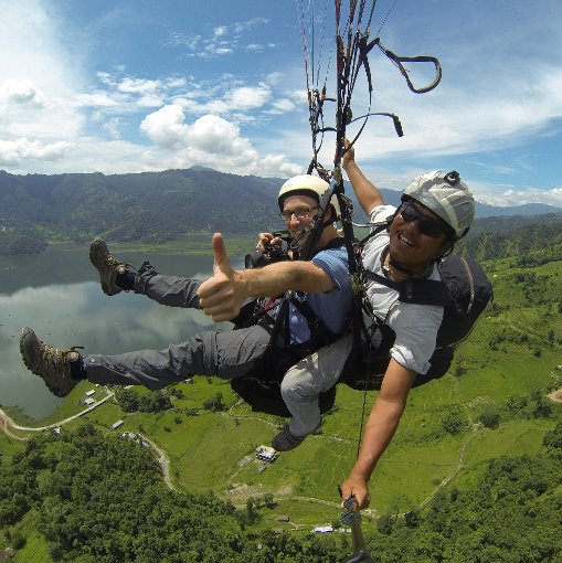 Christian Pöndl beim Paragliding in Nepal mit einem Wahnsinns-Ausblick. Foto: Schwarzwälder-Bote