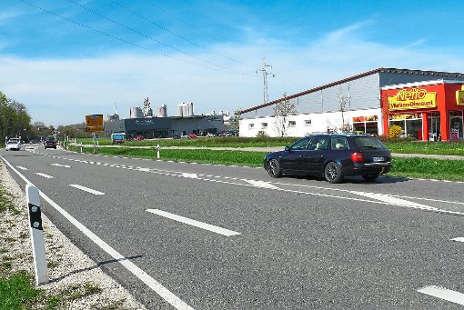 Auf dem Gelände zwischen dem Netto-Markt und BoxerMotor an der B 27 in Dotternhausen soll der dm-Markt angesiedelt werden. Foto: Visel
