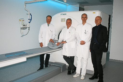 Paul Graf La Rosée (von links), Ulrich Fink, Jochen Talazko und Robert Roesch mit dem Siemens Biograph Horizon. Foto: Schück Foto: Schwarzwälder-Bote