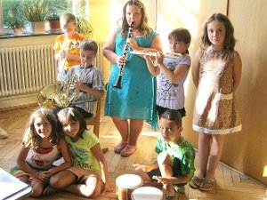 Die Kinder der Grundschule Alpirsbach durften verschiedene Musikinstrumente ausprobieren. Ab dem nächsten Schuljahr gibt es in der Schule in Kooperation mit dem Musikverein Rötenbach eine Bläserklasse. Die acht Schulkinder auf dem Bild sind mit dabei.    Foto: Schule Foto: Schwarzwälder-Bote