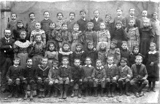 Eine Aufnahme aus dem Jahr 1894 zeige Kinder, die die Jüdische Schule in Rexingen besuchten. Quelle: Synagogenverein Rexingen Foto: Schwarzwälder-Bote