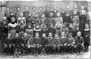 Eine Aufnahme aus dem Jahr 1894 zeige Kinder, die die Jüdische Schule in Rexingen besuchten. Quelle: Synagogenverein Rexingen Foto: Schwarzwälder-Bote