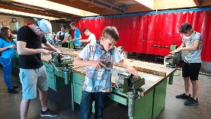 Beim Erkunden des Berufs des Schlossers bauen die Schüler der Klasse acht der GWRS Aichhalden eine eigene Uhr.  Foto: Storz Foto: Schwarzwälder-Bote